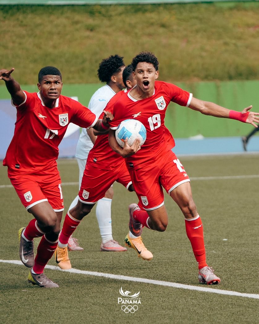 elsalvador's tweet photo. #DeDeportes | La #SelectaSub20 enfrentará a #Panamá, en las semifinales del fútbol masculino de los #JuegosCentroamericanos. Los canaleros fueron líderes del grupo B, tras haber ganado 3-0 a #CostaRica y empataron 2-2 con #Honduras.  Fotos: Cortesía https://t.co/ZkYxdMU7FR