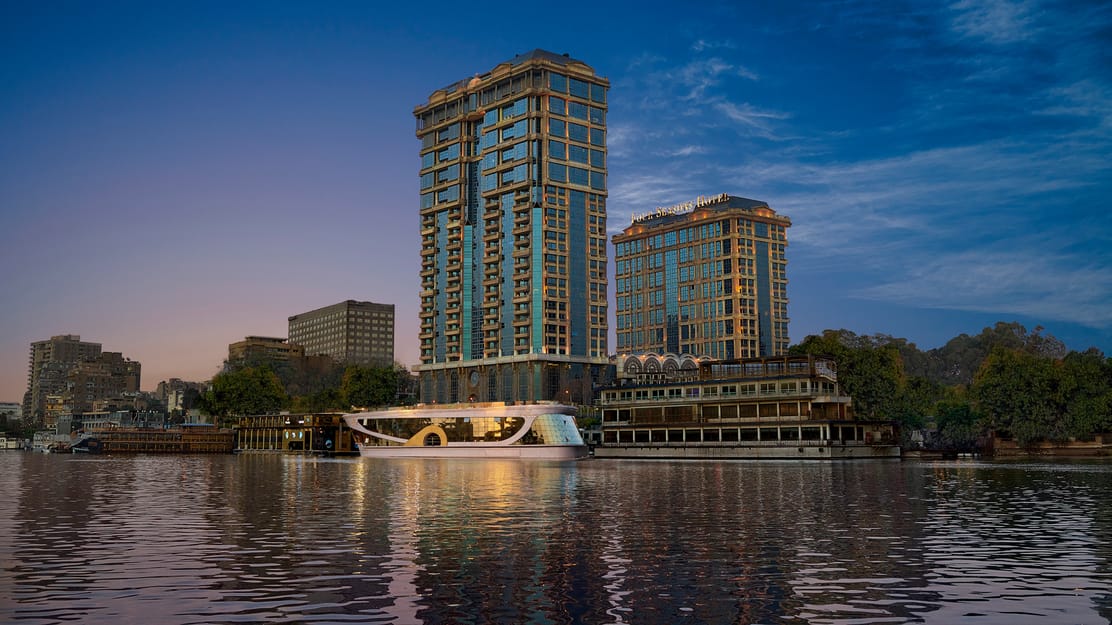 CairoHotelOffer's tweet photo. Stay at Four Seasons First Residence — Nile or Pyramid views, world-class service, and total privacy.  
🍽️ Fine dining | 💆‍♀️ Spa | 🛏️ Elegant suites  
📍 Giza
📞 WhatsApp for bookings: 00201156640231  
FourSeasonsCairo #LuxuryTravel #NileView #EgyptHotels  #TravelElegance https://t.co/LcCgO2f4rY