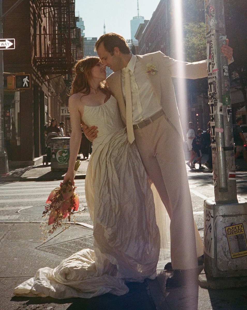 mythical_kat's tweet photo. CARLY RAE JEPSEN IS MARRIED 🤍😭😭😭😭😭😭😭😭😭😭😭 https://t.co/ZguhFYupGx