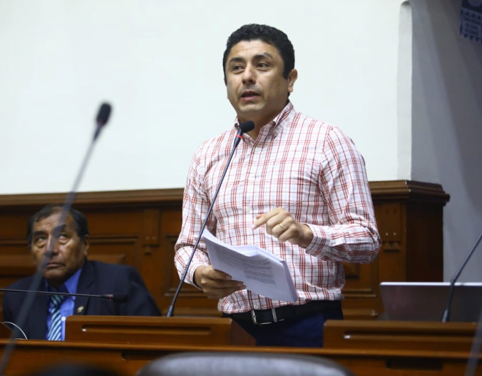 Poder Judicial sentencia a 15 años de prisión al congresista Guillermo Bermejo por pertenecer a Sendero Luminoso.