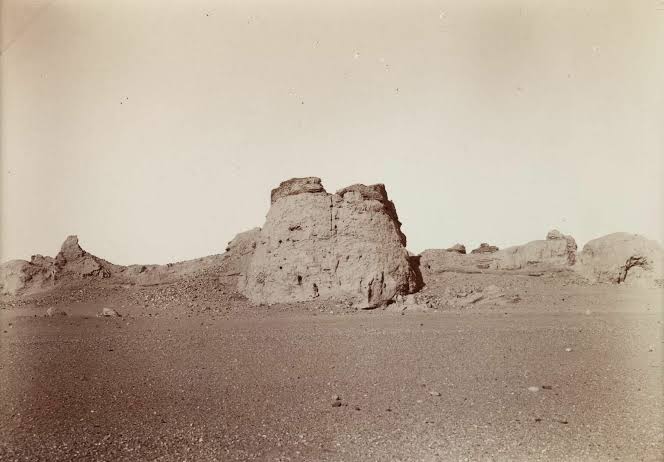 M.A. Stein'in Doğu Türkistan'daki Miran Kalesi'nde bulduğu ve Danimarkalı dilbilimci Vilhelm Thomsen'in 1912'de yayımladığı yazma🫡 Thomsen, "Türk garnizonunda görevli Türk bir katibin, Türk runik harfleriyle yazdığı" bu askeri belgenin en geç 8.yy ortalarına ait olduğunu söyler.