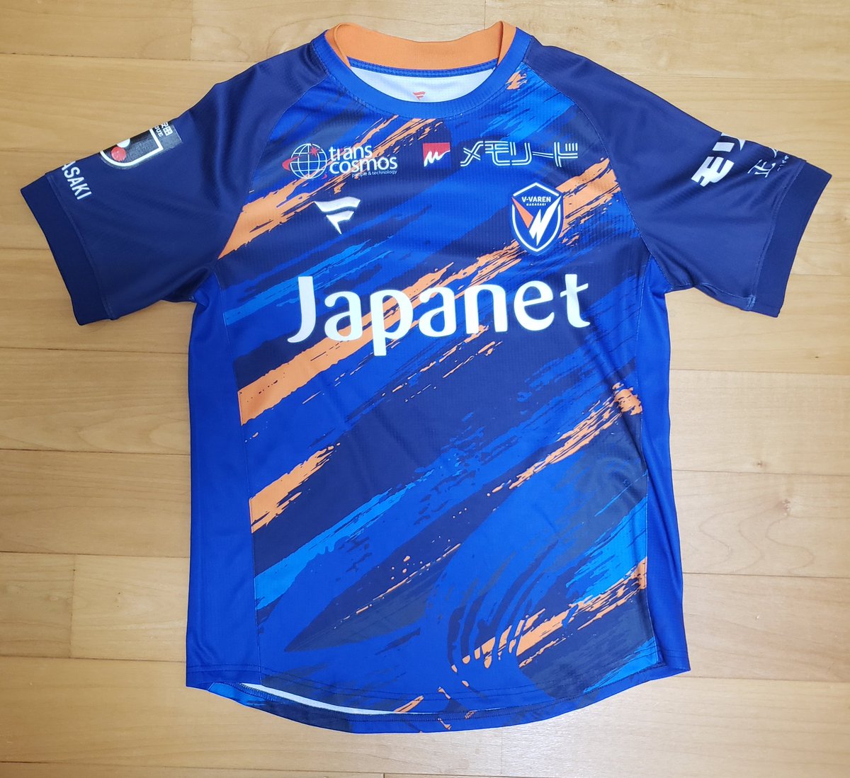 tocikunda's tweet photo. 午前６時──

通勤バッグを肩に掛け、玄関へ向かう。
ドアを開ける手が、少しだけ重い。
外の景色はいつもと同じはずなのに、どこか温度感が違って見える。

#ピースタ に行けない。

それだけで、こんなにも空気が変わるものなのか😅

「勝ち点３」を願ってます！

#vvaren https://t.co/JlwqirjSkG