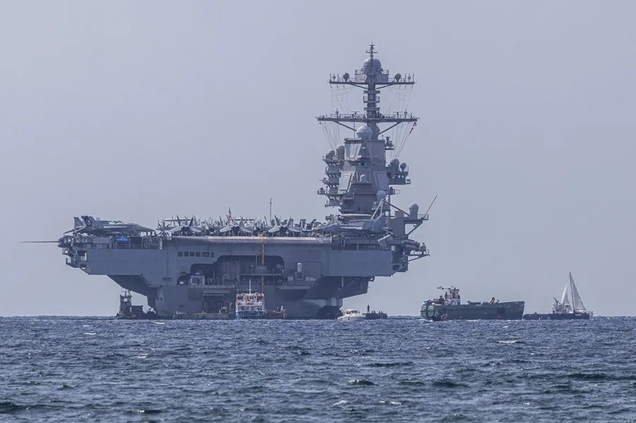 ChrisRodrigAl's tweet photo. 🔴🇺🇸 #Trump déploie le PLUS GRAND PORTE-AVION du monde aux Caraïbes (EFE)

L'USS Gerald Ford s'ajoute aux navires d'assaut et de transport, aux avions F-35B et P-8, et aux drones MQ-9 déjà sur zone. La machine de guerre se redéploie. Choquante passivité à l'international. https://t.co/OkQHRUhSHV