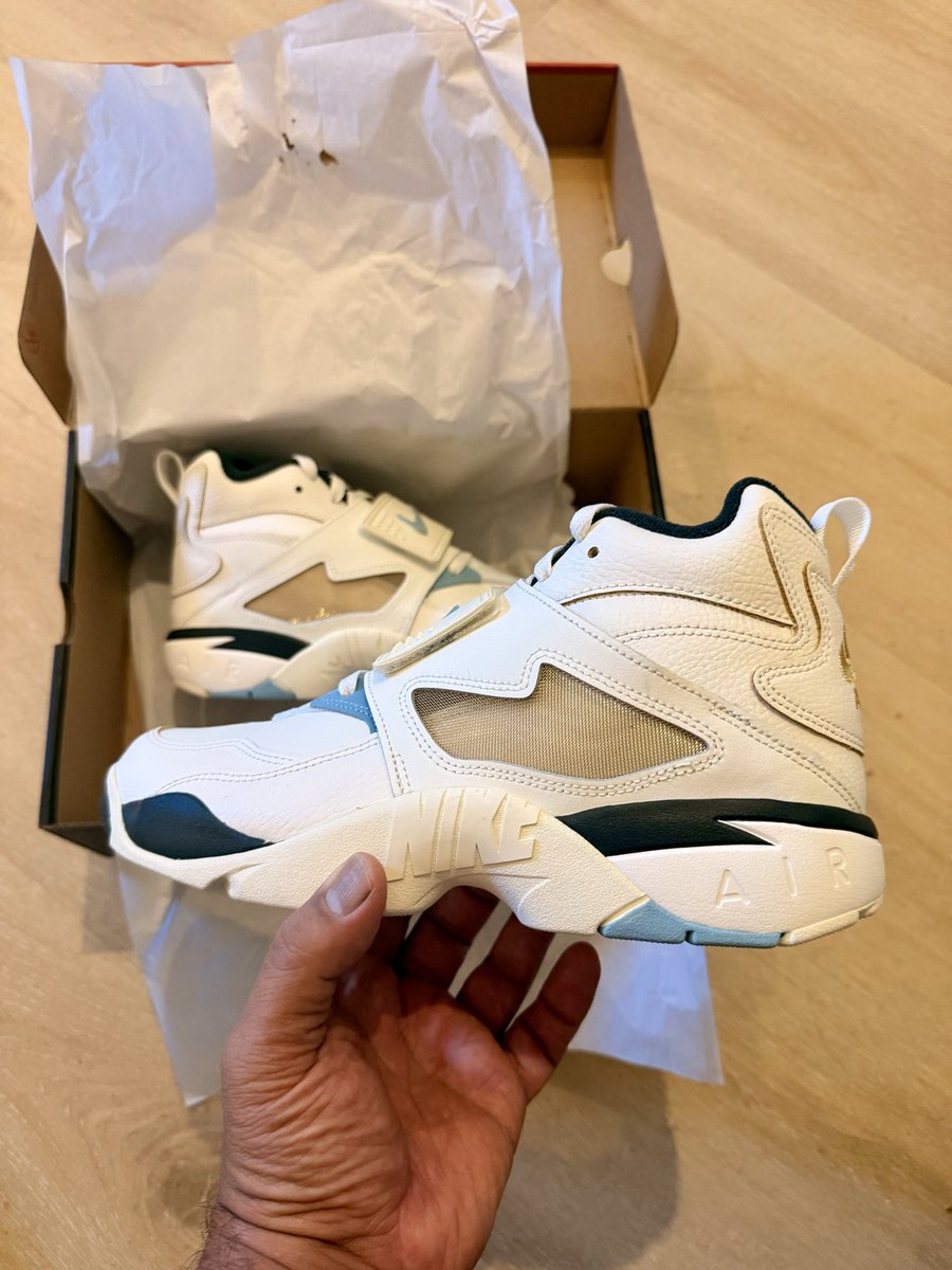 loucabrera77's tweet photo. Another #belowretail cop added to the stable 🤗. Patience been clutch for me on shoes that I want. Thanks to @TBGeneration happy hour deals. I was able to scoop for deal 🙌🏽🙌🏽🙏🏽🙏🏽 https://t.co/3kuTMgKgEF