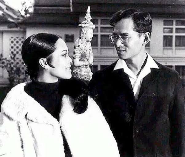 noi16052529's tweet image. ในปี 2503 ขณะที่ในหลวง(ร.9)
เสด็จเยือนอเมริกา มีนักข่าว ถามว่า 
“ทำไมพระองค์จึงทรงเคร่งขรึมนัก ไม่ทรงยิ้มเลย” 
พระองค์หันพระพักตร์ไปทาง สมเด็จพระบรมราชินีนาถ และมีพระราชดำรัสว่า “She is my smile.”  (นั่นไง รอยยิ้มของฉัน)

#รัชกาลกาลที่9 
#พระพันปีหลวง 
#สมเด็จพระนางเจ้าสิริกิติ์