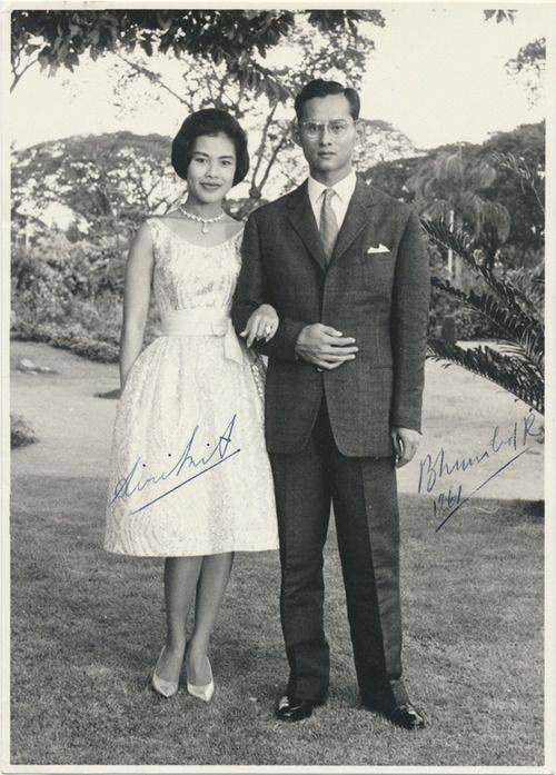 noi16052529's tweet image. ในปี 2503 ขณะที่ในหลวง(ร.9)
เสด็จเยือนอเมริกา มีนักข่าว ถามว่า 
“ทำไมพระองค์จึงทรงเคร่งขรึมนัก ไม่ทรงยิ้มเลย” 
พระองค์หันพระพักตร์ไปทาง สมเด็จพระบรมราชินีนาถ และมีพระราชดำรัสว่า “She is my smile.”  (นั่นไง รอยยิ้มของฉัน)

#รัชกาลกาลที่9 
#พระพันปีหลวง 
#สมเด็จพระนางเจ้าสิริกิติ์