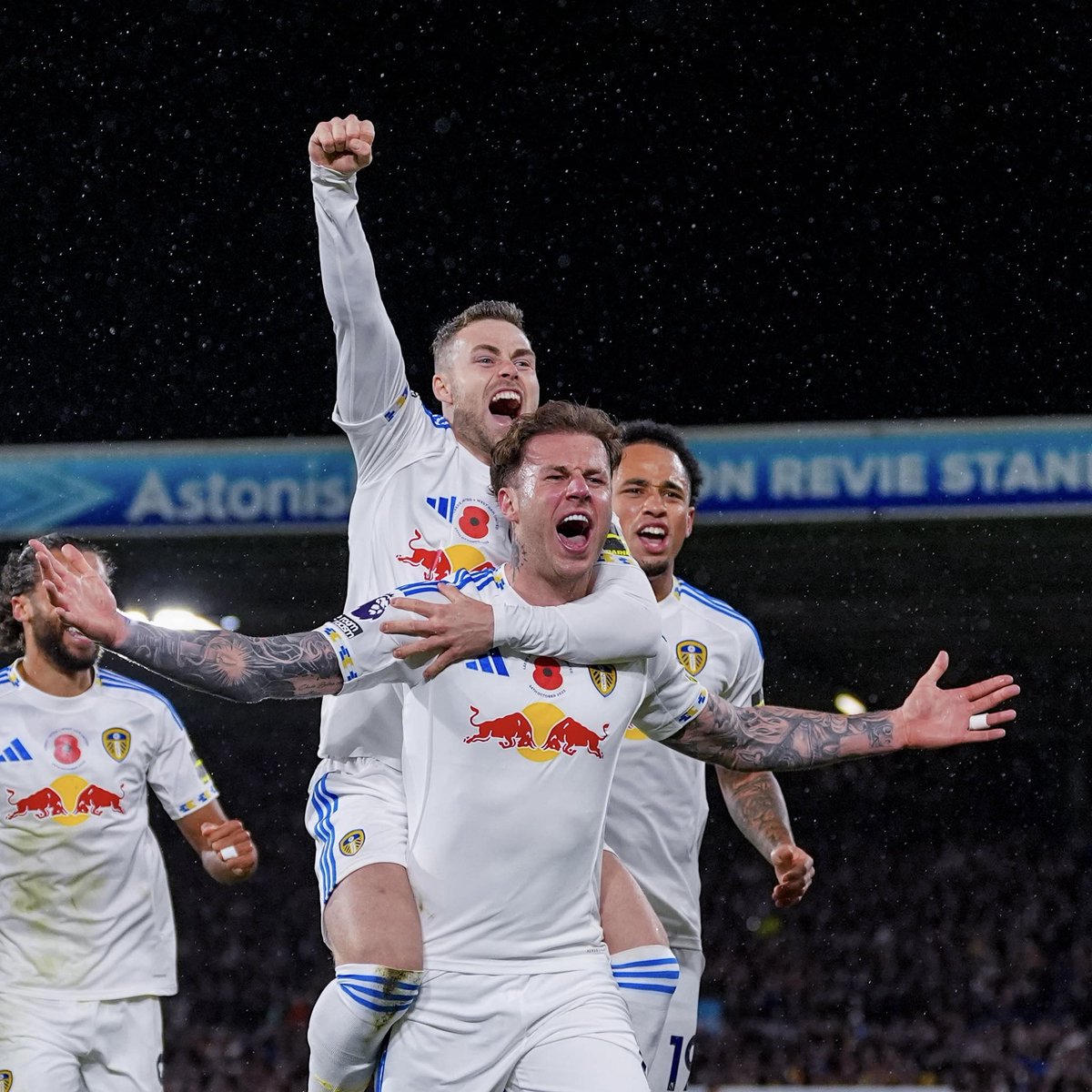 Leeds won vandaag op Elland Road met 2-1 van West Ham! Aaronson en Rodon scoorden binnen een kwartier al de doelpunten namens Leeds. #lufc
