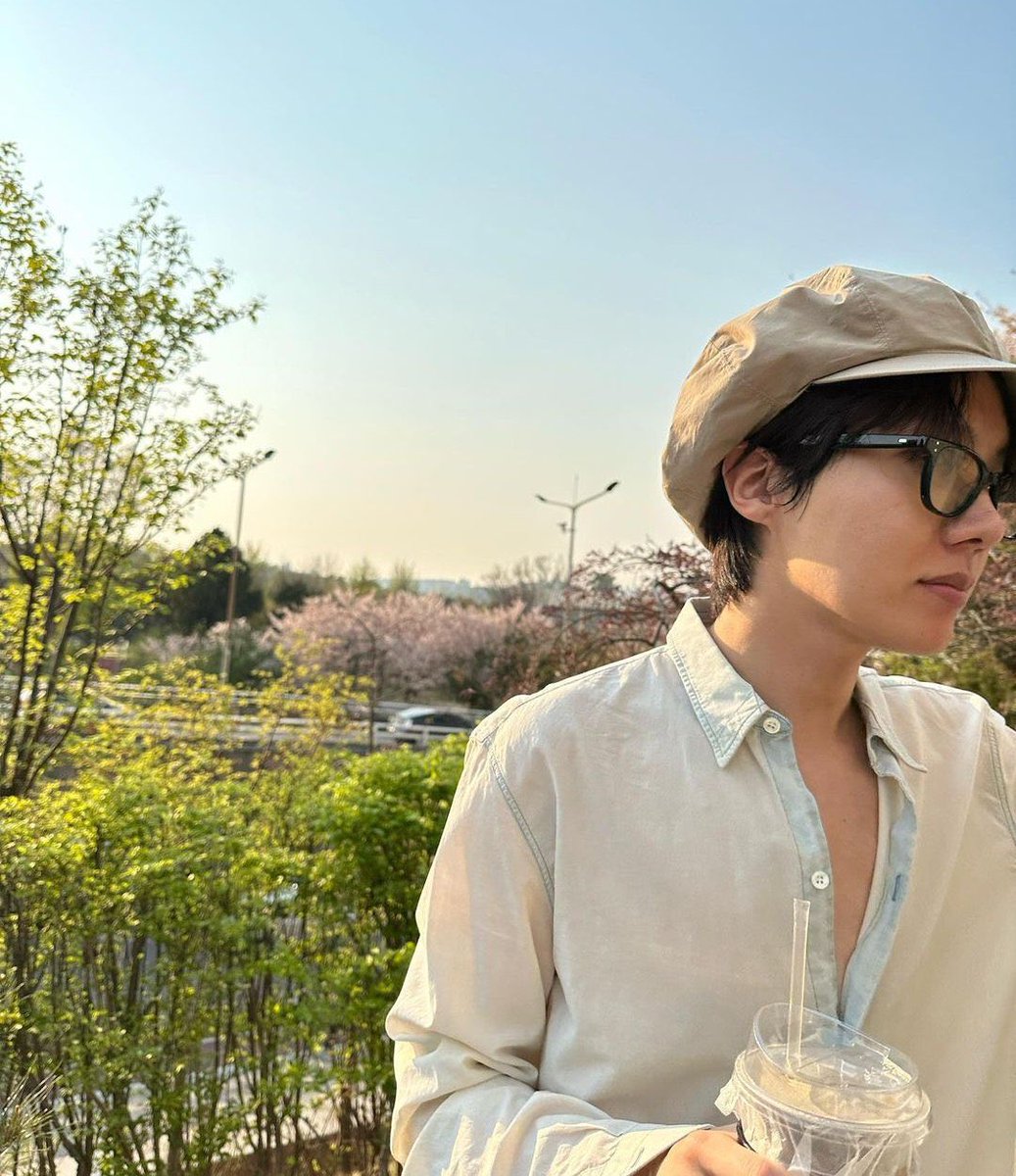 wearp06's tweet photo. I’m voting #JHOPE  for the #2025MAMAVOTE 💜🐿️ https://t.co/tp31yeL5ts