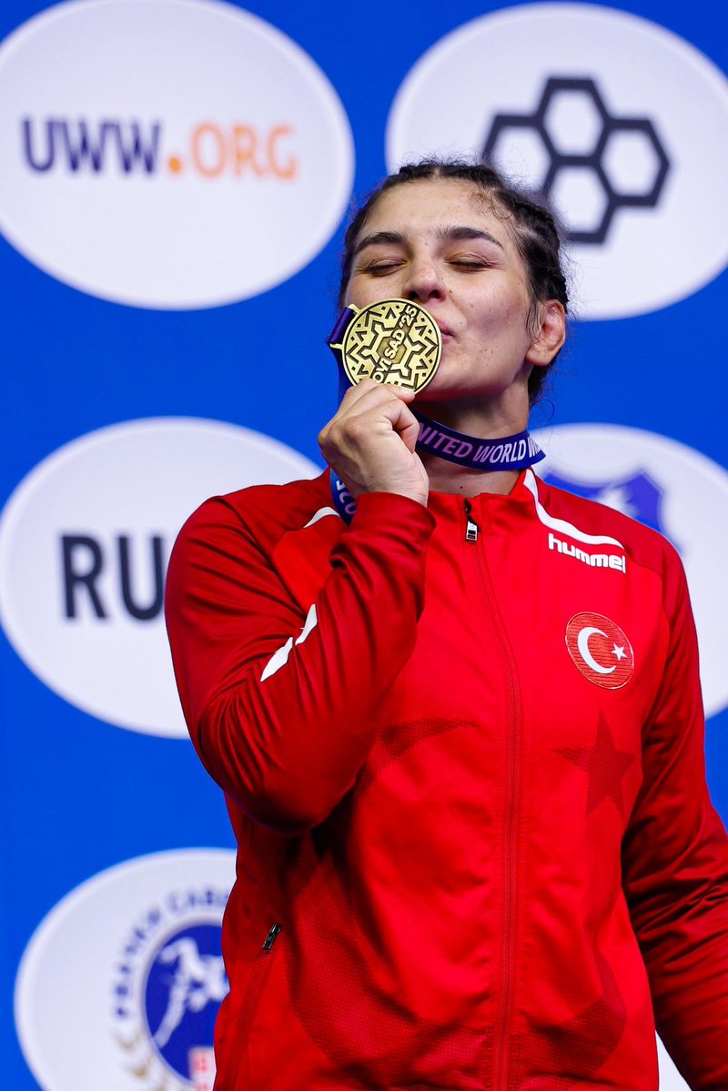 Milli güreşçimiz Nesrin Baş, Sırbistan’da düzenlenen U23 Dünya Güreş Şampiyonası finalinde Alina Shevchenko’yu 10-0 mağlup ederek üçüncü kez U23 Dünya Şampiyonu oldu. 🇹🇷