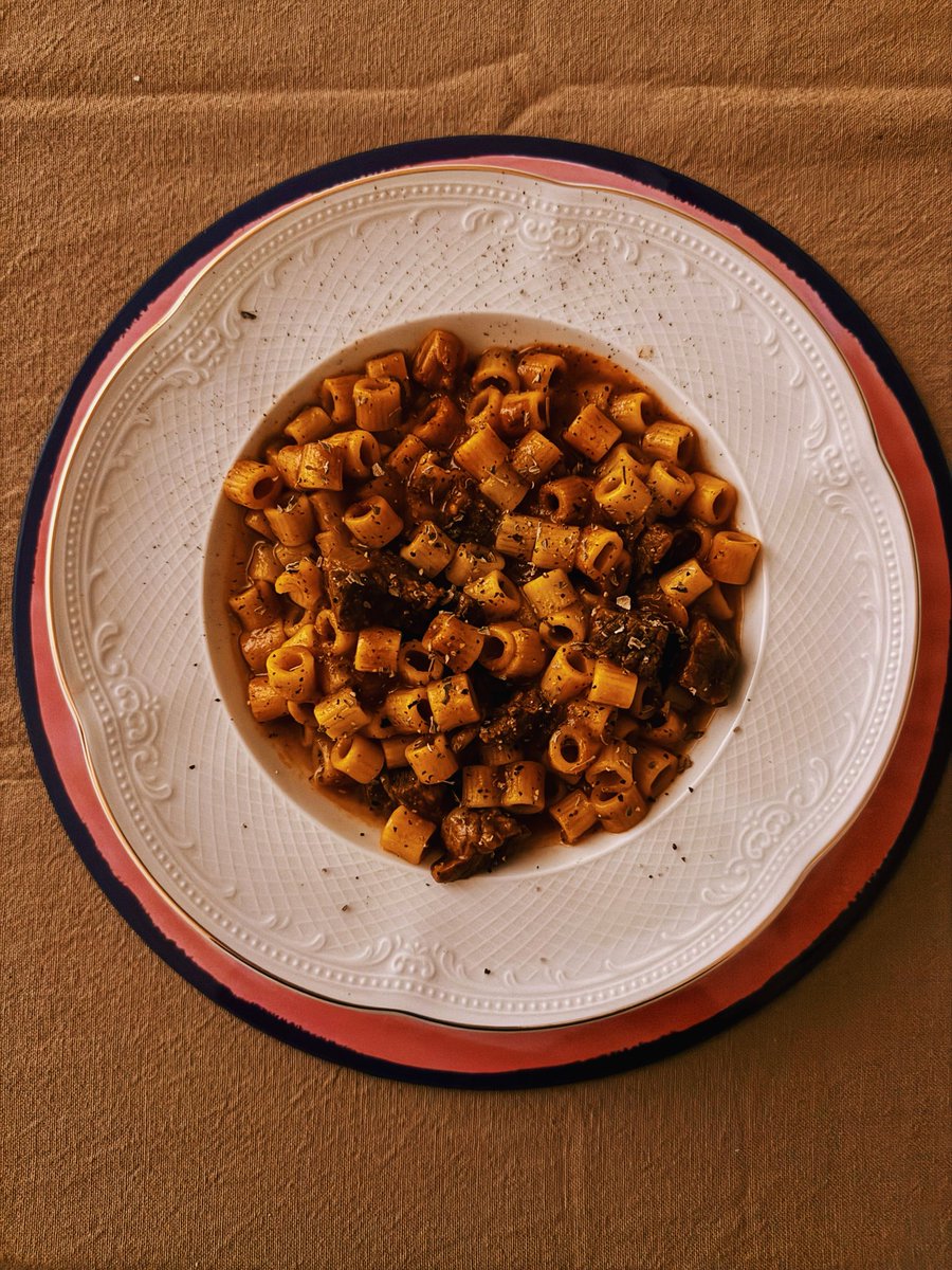 تعرّفت على المبكبكة من مُعلّمتي الليبية، أكلة لذيذة جدًا! وسُمّيت هكذا لأن صوتها أثناء الطبخ يشبه «بكبك بكبك» 🤤 🇱🇾