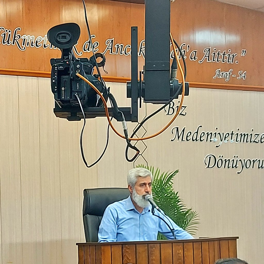 Müslüman için medya, çağdaş bir silahtır.
Tek tuşla milyonların kalplerine girmek mümkündür.
Retweet, paylaşım, yorum da bu türdeki cihadın birer parçalarıdır.

#AlparslanHocaylaTefsirDersi 
NecmSuresi TefsirDersi