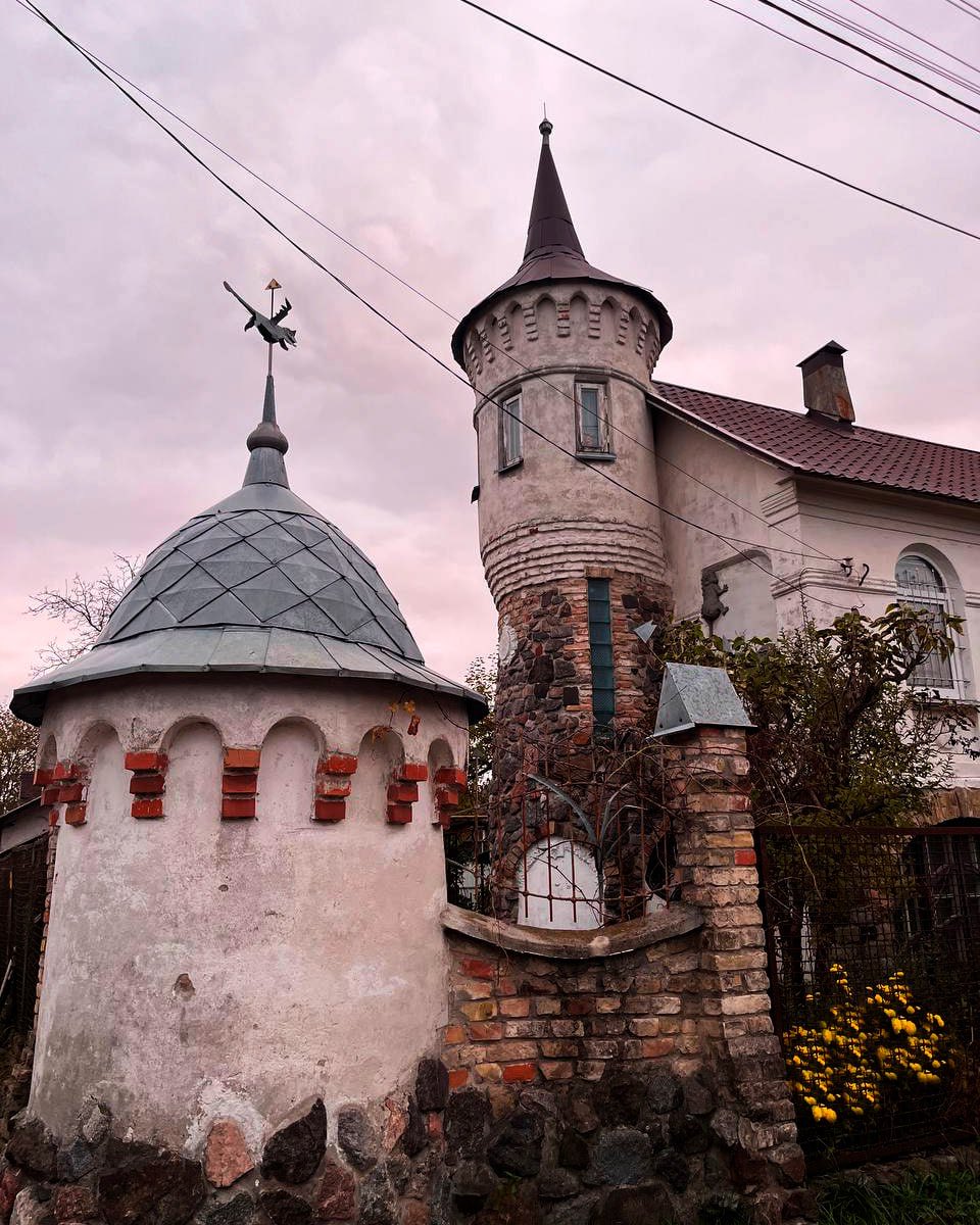 Ukraine Connect (@ukrconnect) on Twitter photo We found a hidden storybook CASTLE right here in the KYIV CITY, Obolon district! ๐ฐ This house looks like it was wished into existence near the DNIPRO RIVER. Absolutely love the rustic stone walls and those awesome towers! And you have to check out the quirky dragon weathervane We found a hidden storybook CASTLE right here in the KYIV CITY, Obolon district! ๐ฐ This house looks like it was wished into existence near the DNIPRO RIVER. Absolutely love the rustic stone walls and those awesome towers! And you have to check out the quirky dragon weathervane
