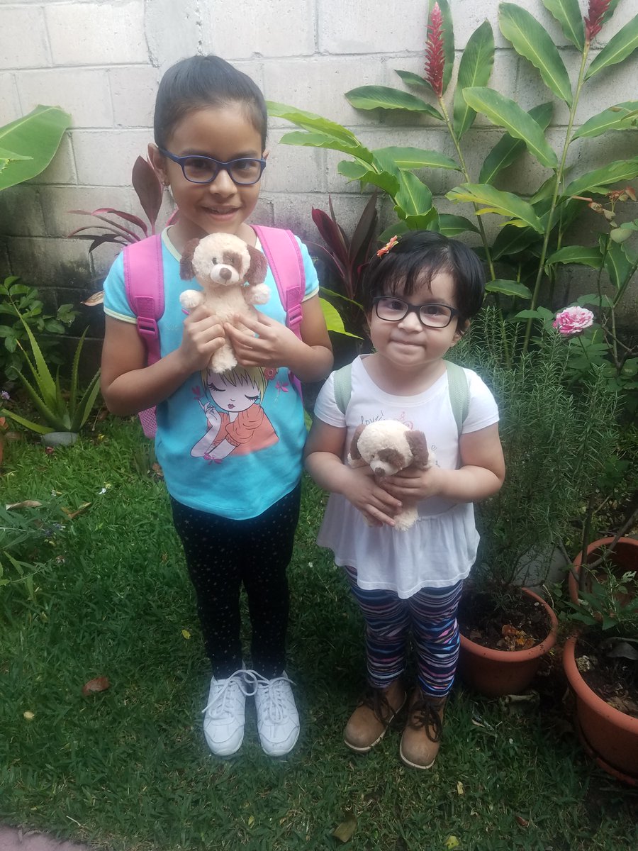 Quiero contarles una historia que puede ayudarles a tomar decisiones. Es tan verídica como que existe el sol.
Estas dos niñas son mis hijas y esta es su historia.
Tengo 65 años y siempre he tenido una vista sana, tanto que ahora mismo estoy escribiendo sin lentes, casi nunca los
