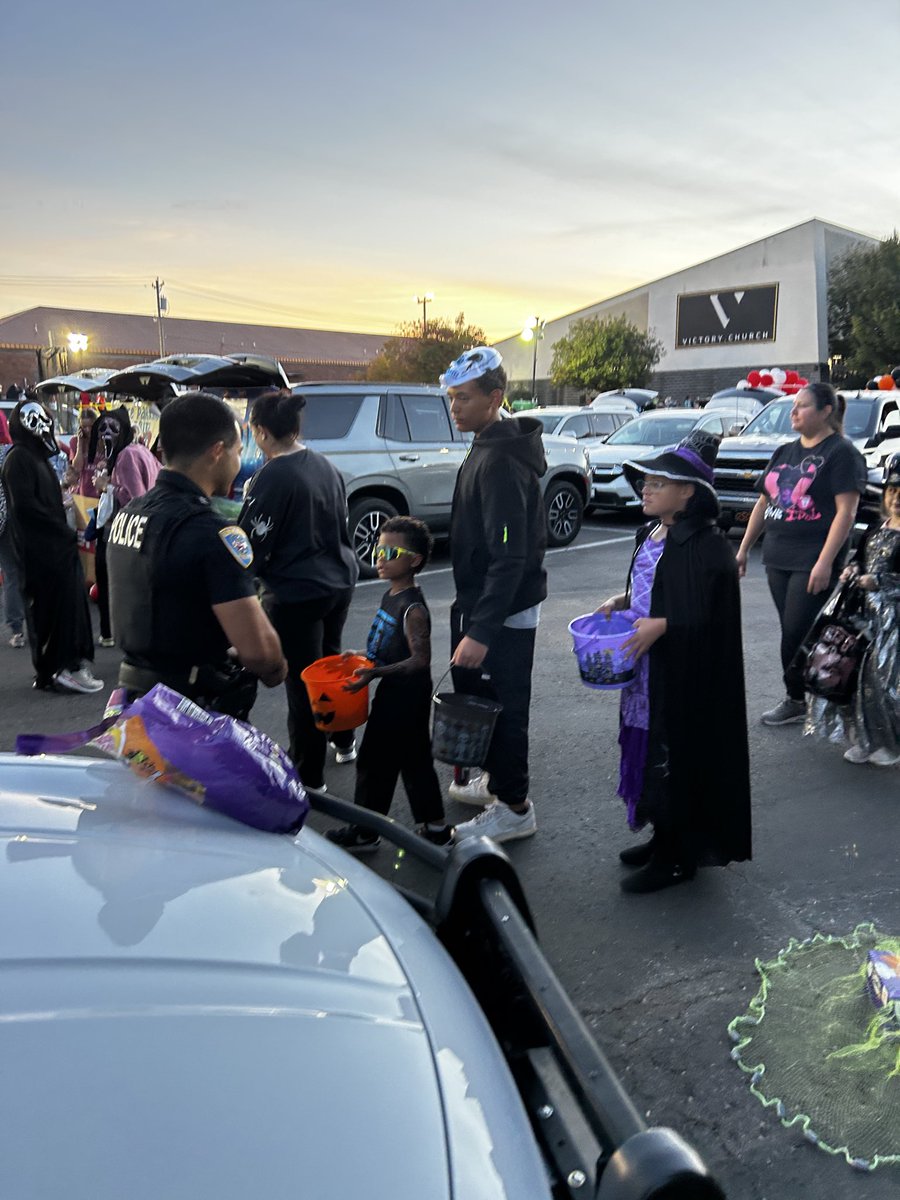 We had a spooktacular time handing out candy and meeting so many amazing families at the Trunk or Treat event at Victory Church! 🍬🚓