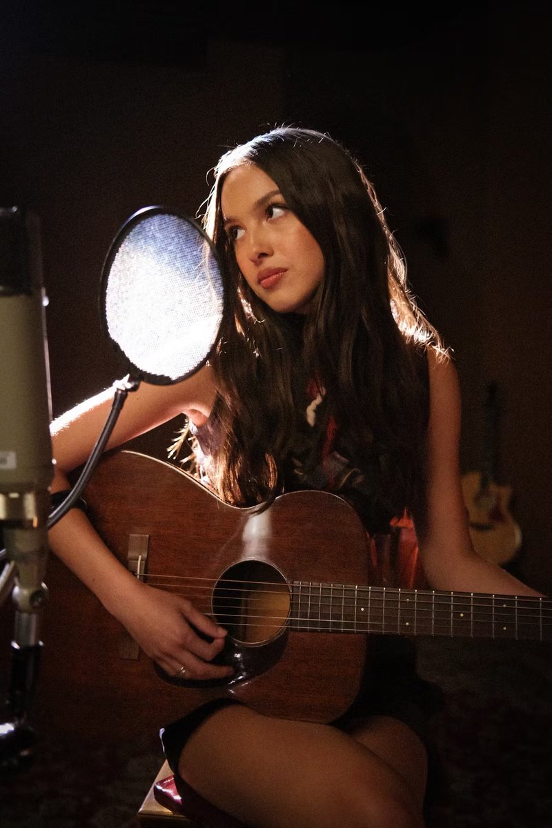 DailyRodrigo's tweet photo. Olivia on being back in the studio via Elle!

“I’m working on new music and I’m having a lot of fun. It’s nice to be home from touring, to really get to sink my teeth into new songs and new sounds and new stories. I’m having a really good time.” https://t.co/1HtjnDDan8