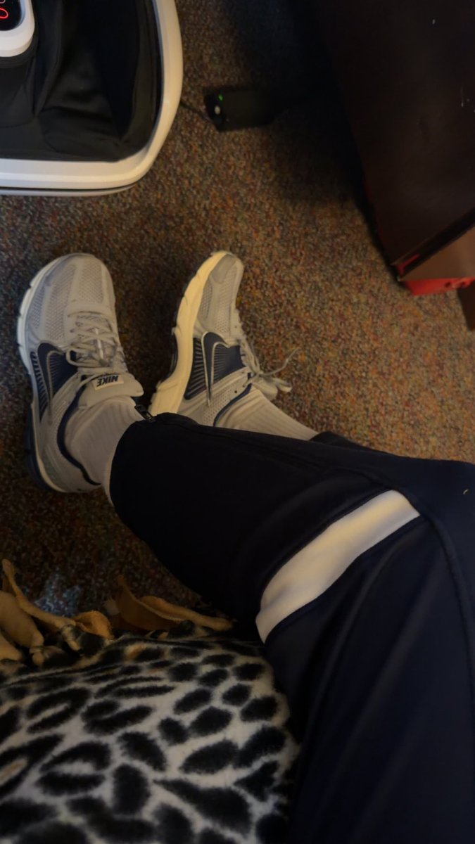 CoachCrislip's tweet image. These are talls, too.

#tallpeopleproblems @UnderArmour