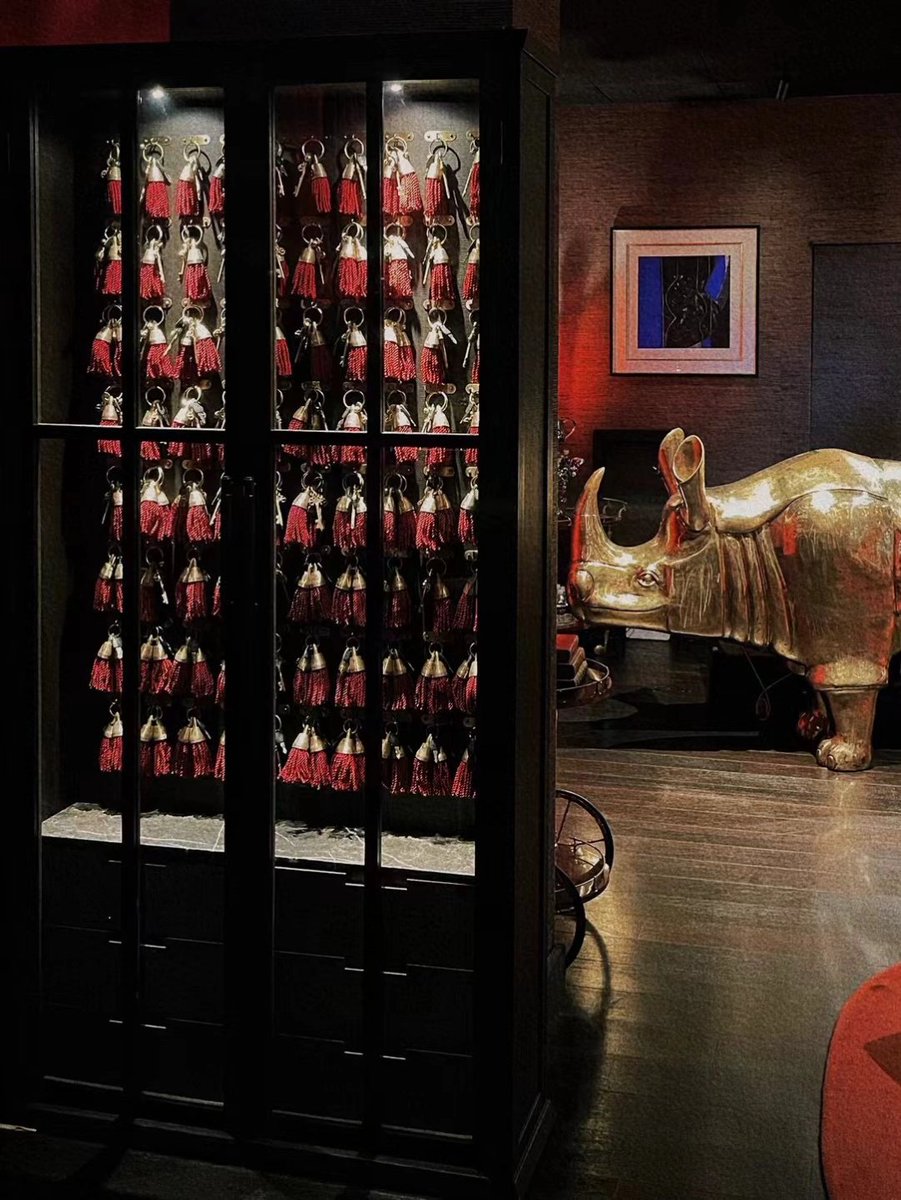 Johnoadm's tweet image. 공기 속에 고요함이 사치스럽게 스며들었다.