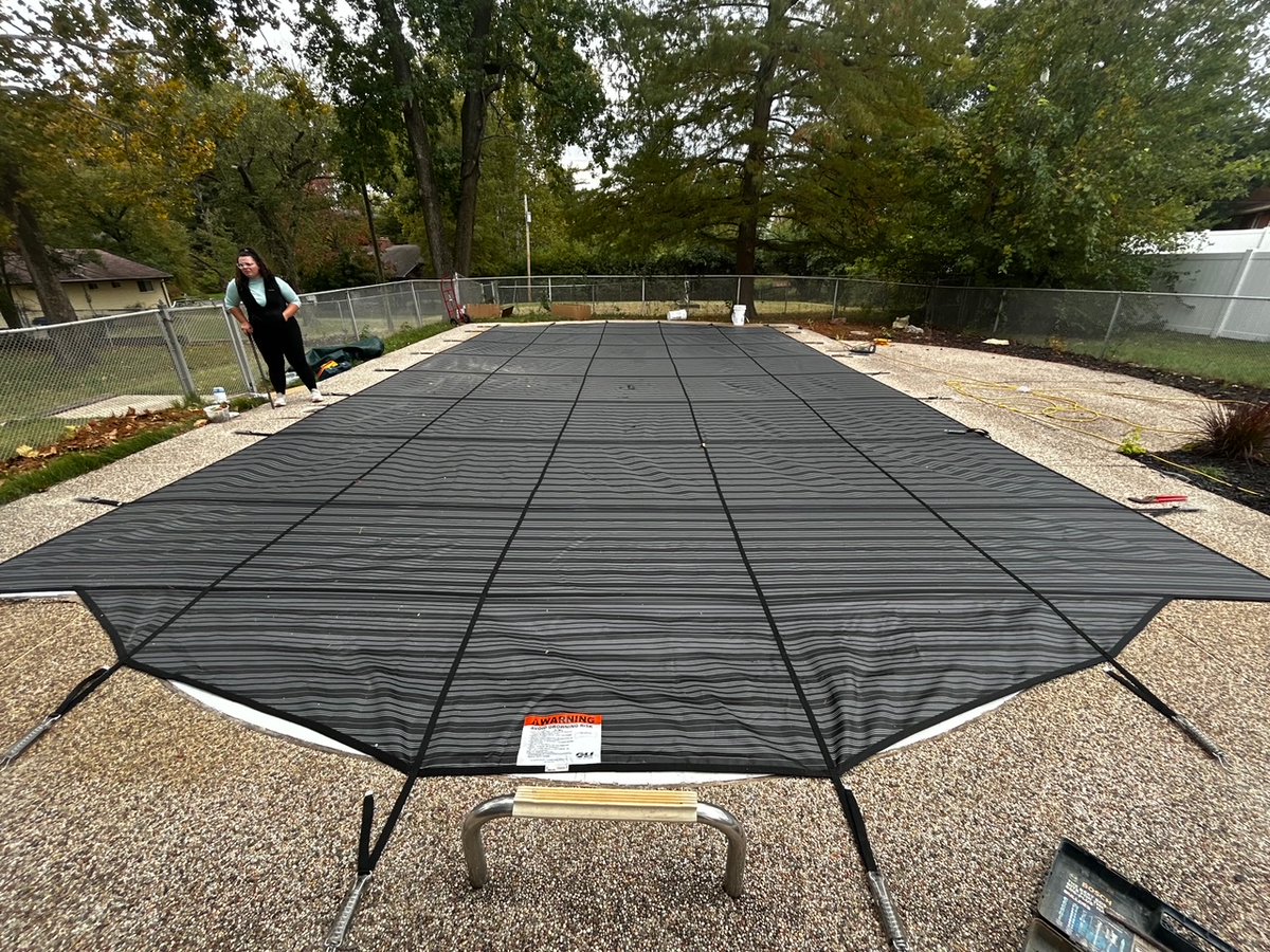 TrigononDevice's tweet image. Currently installing the new pool cover from the measurement on Oct 6th!