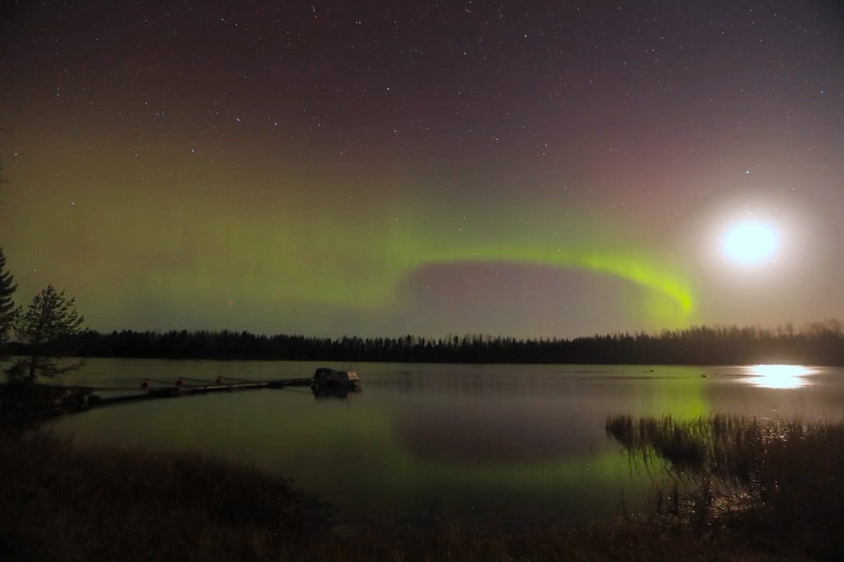 Revontulia ja kuu Oulujoella 23.10.2024 Vaalassa. 
Hyvää illanjatkoa ja yötä 😊😴