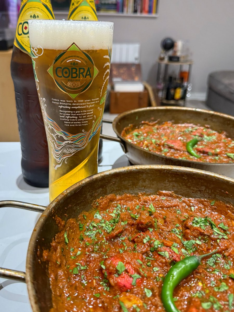 Matt_Hutson's tweet image. A Balti has been well overdue, ever since that night at Shababs in Brum last month…

- Garlic Chilli Chicken Tikka Balti

Eaten straight from the bowls they were cooked in, with some Garlic &amp;amp; Coriander Naan

Friday Night is Curry Night 🌶️🔥