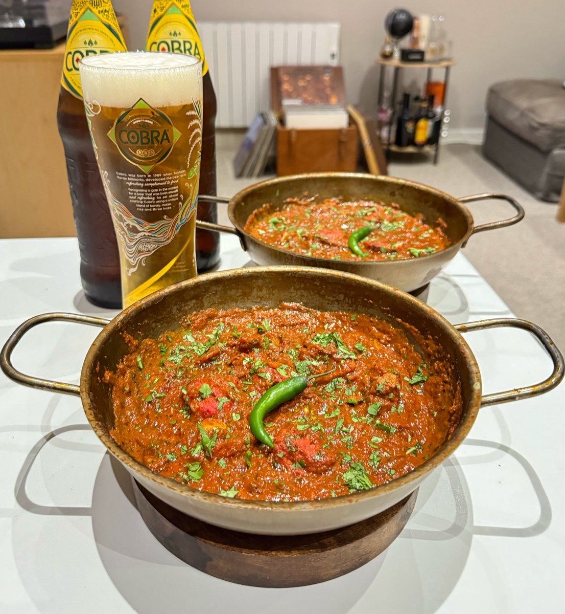 Matt_Hutson's tweet image. A Balti has been well overdue, ever since that night at Shababs in Brum last month…

- Garlic Chilli Chicken Tikka Balti

Eaten straight from the bowls they were cooked in, with some Garlic &amp;amp; Coriander Naan

Friday Night is Curry Night 🌶️🔥
