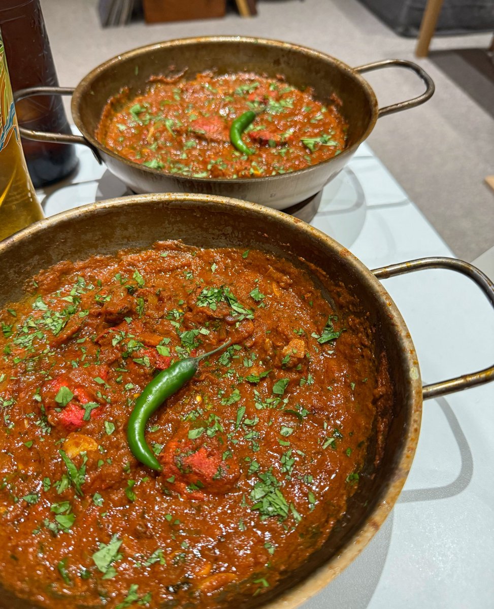 Matt_Hutson's tweet image. A Balti has been well overdue, ever since that night at Shababs in Brum last month…

- Garlic Chilli Chicken Tikka Balti

Eaten straight from the bowls they were cooked in, with some Garlic &amp;amp; Coriander Naan

Friday Night is Curry Night 🌶️🔥