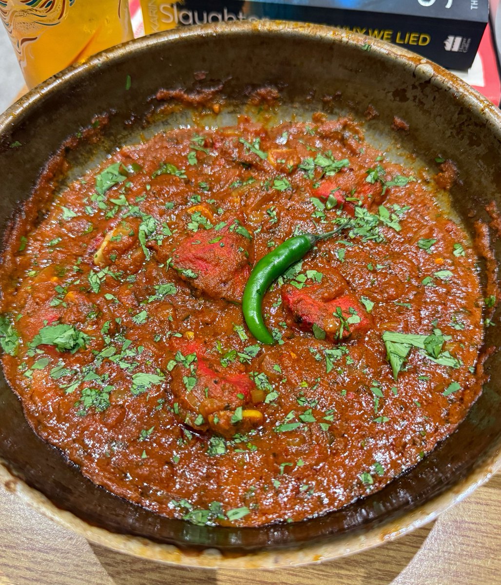 Matt_Hutson's tweet image. A Balti has been well overdue, ever since that night at Shababs in Brum last month…

- Garlic Chilli Chicken Tikka Balti

Eaten straight from the bowls they were cooked in, with some Garlic &amp;amp; Coriander Naan

Friday Night is Curry Night 🌶️🔥