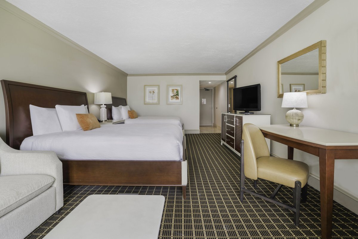 🍁 Escape to a Central Florida oasis this fall. Cozy stays, spa indulgence, and unforgettable dining—all at Mission Resort + Club. Plan your October getaway today. #MissionResort #FallEscape