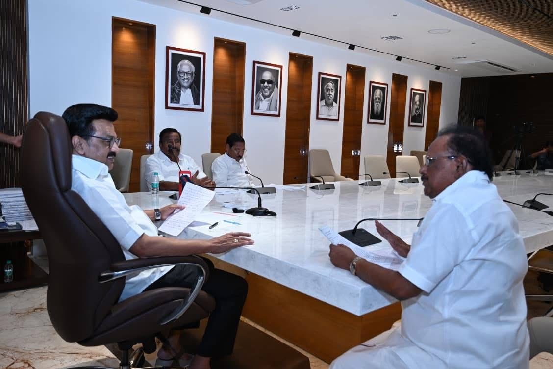 சென்னை அண்ணா அறிவாலயத்தில் #உடன்பிறப்பே_வா என்ற தலைப்பில் கழக நிர்வாகிகளுடன் கழகத்தலைவர் மாண்புமிகு தமிழ்நாடு முதலமைச்சர் அவர்கள் நேரடியாக கலந்துரையாடல் நடத்தி வரும் நிலையில் (23.10.2025) அன்று கழகத்தலைவர் மாண்புமிகு தமிழ்நாடு முதலமைச்சர் அவர்களுடன் கலந்துரையாடிய போது.