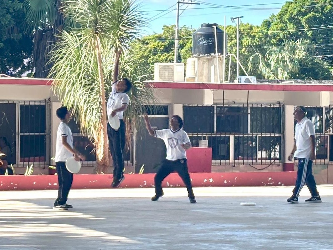 educacionyuc's tweet image. Seguimos promoviendo la disciplina Ultimate Frisbee en las secundarias, a través de nuestra Dirección de Educación Física y con el apoyo de la Asociación de Disco Volador del Estado de Yucatán.  En esta ocasión, llevamos el taller “Ultimate #Frisbee en mi Secundaria”... (1/2)