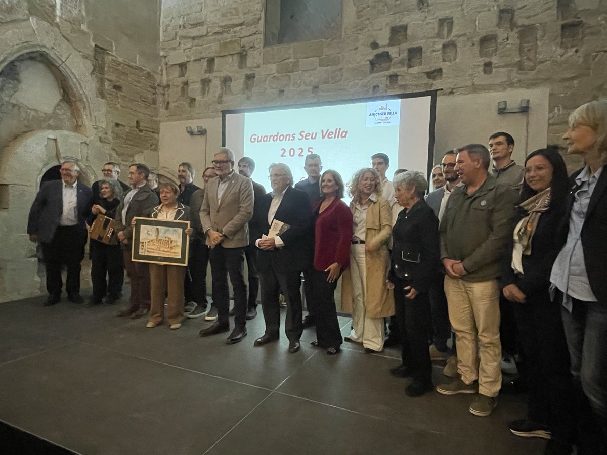 flarrosa's tweet photo. S’acosta el dia de la Seu Vella, símbol i orgull de Lleida. 🏰, i avui era moment de guardonar als qui mostren al món el nostre símbol a través de la fotografia, la poesia i la creativitat.
Cada premi és una declaració d’amor a la ciutat. ❤️ https://t.co/RO9HUS8AeT