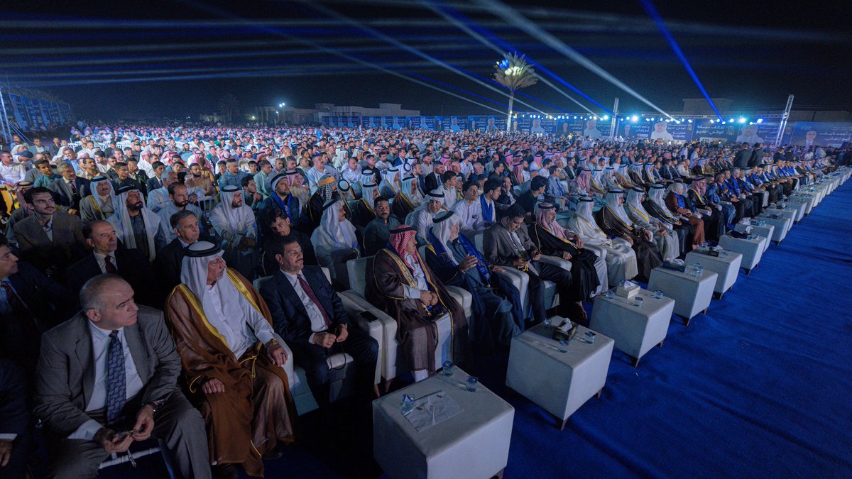 alseyadaiq's tweet photo. بحضور الشيخ خميس الخنجر.. الآلاف يحتشدون في الأنبار دعمًا لمشروع السيادة والمرشح الدكتور أحمد أبو زعيان

بحضور جماهيري واسع شهدته محافظة الأنبار، شارك رئيس تحالف السيادة الشيخ خميس الخنجر في المؤتمر الانتخابي لمرشح تحالف سيادة الوطني - تشريع الدكتور أحمد أبو زعيان، إلى جانب عدد من قيادات التحالف والوجهاء وشيوخ العشائر وجمعٍ غفيرٍ من المواطنين.

وأكد الشيخ الخنجر في كلمته أن تحالف السيادة يُمثّل مشروعًا للحقوق لا للمناصب، منطلقًا من معاناة المواطنين والدفاع عن قضاياهم العادلة، وعلى رأسها ملف المعتقلين والمغيبين والمهجرين، مشددًا على أن هذه المسؤولية وطنية بامتياز.

وثمّن الشيخ الخنجر مواقف حكومة إقليم كردستان خلال المحن، ووقوفها مع أهالي المدن المنكوبة في أصعب الظروف، مؤكدًا دعم التحالف للدولة ومؤسساتها، ومشيرًا إلى أن هذا الحضور الجماهيري الكبير هو تأكيد على التفاف أبناء الأنبار حول مشروع السيادة ودعمهم لمرشحيه الأمناء.