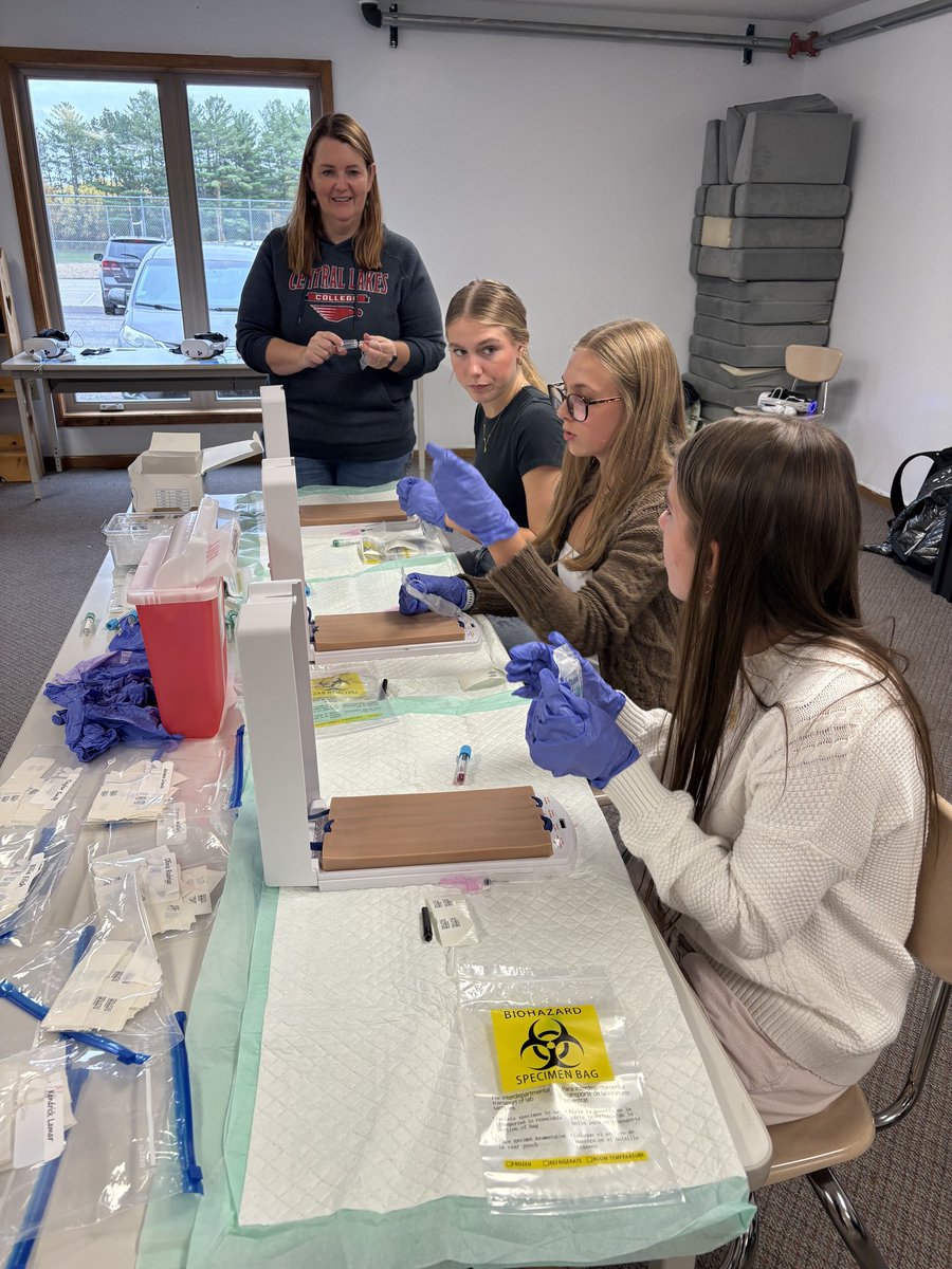 clcmnedu's tweet image. Jen, our Healthcare Outreach Specialist, was at Nevis High School recently teaching students about careers in the healthcare industry. 👩‍⚕️

#healthcare #health #surgicaltechnology