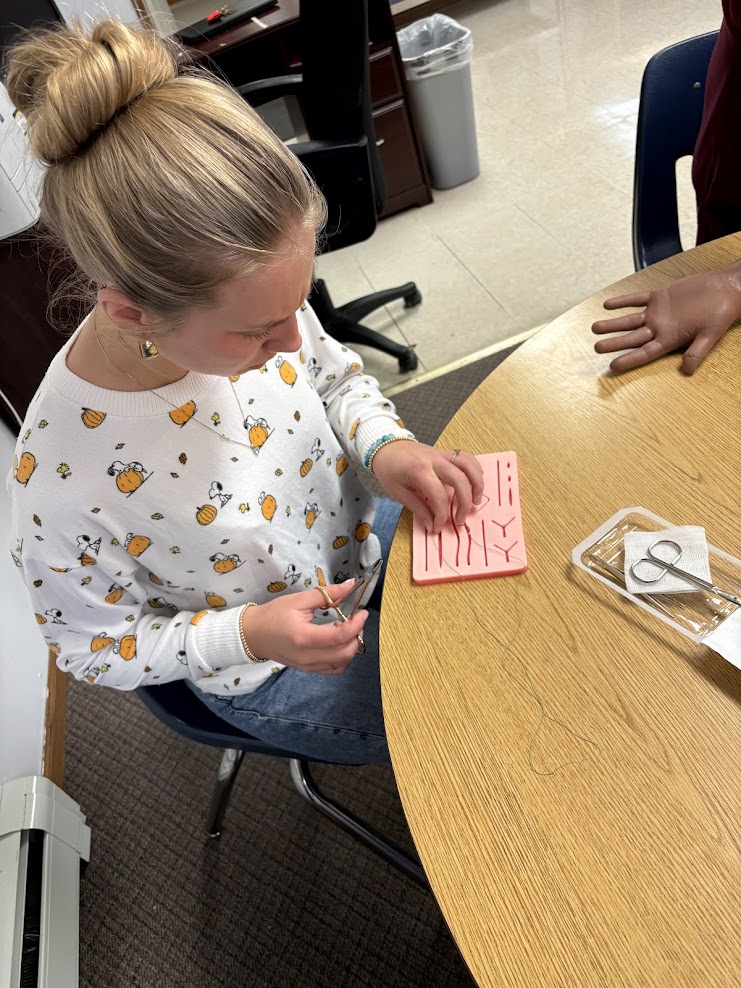 clcmnedu's tweet image. Jen, our Healthcare Outreach Specialist, was at Nevis High School recently teaching students about careers in the healthcare industry. 👩‍⚕️

#healthcare #health #surgicaltechnology