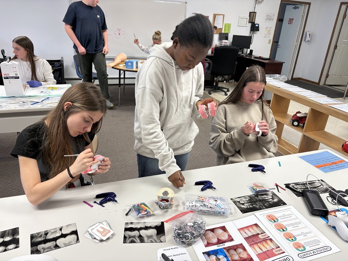 clcmnedu's tweet image. Jen, our Healthcare Outreach Specialist, was at Nevis High School recently teaching students about careers in the healthcare industry. 👩‍⚕️

#healthcare #health #surgicaltechnology
