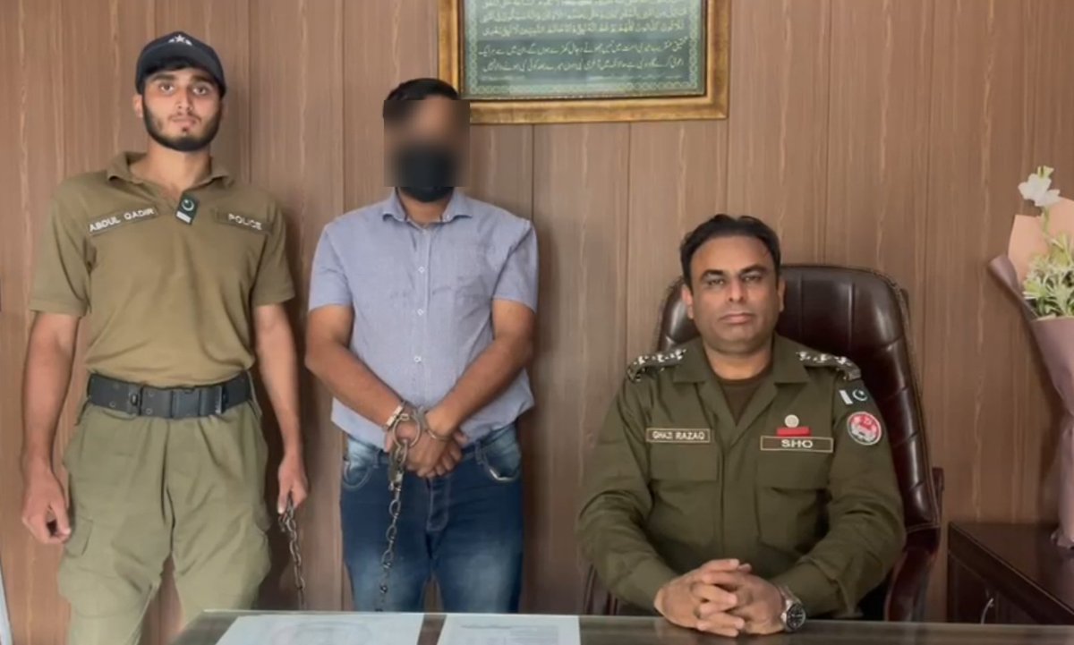 Sialkot Police (@dposialkot) on Twitter photo ڈی پی او سیالکوٹ فیصل شہزاد کے نوٹس پر تھانہ حاجی پورہ پولیس کی بروقت کارروائی — سوشل میڈیا پر اسلحہ کی نمائش اور ہوائی فائرنگ کرنے والا ملزم گرفتار، ناجائز اسلحہ برآمد۔ قانون کی بالادستی ہر صورت یقینی بنائی جائے گی۔
<a href="/OfficialDPRPP/">Punjab Police Official</a> <a href="/rpogujranwala/">RPO Gujranwala</a> <a href="/GovtofPunjabPK/">Government of Punjab</a> ڈی پی او سیالکوٹ فیصل شہزاد کے نوٹس پر تھانہ حاجی پورہ پولیس کی بروقت کارروائی — سوشل میڈیا پر اسلحہ کی نمائش اور ہوائی فائرنگ کرنے والا ملزم گرفتار، ناجائز اسلحہ برآمد۔ قانون کی بالادستی ہر صورت یقینی بنائی جائے گی۔
<a href="/OfficialDPRPP/">Punjab Police Official</a> <a href="/rpogujranwala/">RPO Gujranwala</a> <a href="/GovtofPunjabPK/">Government of Punjab</a>
