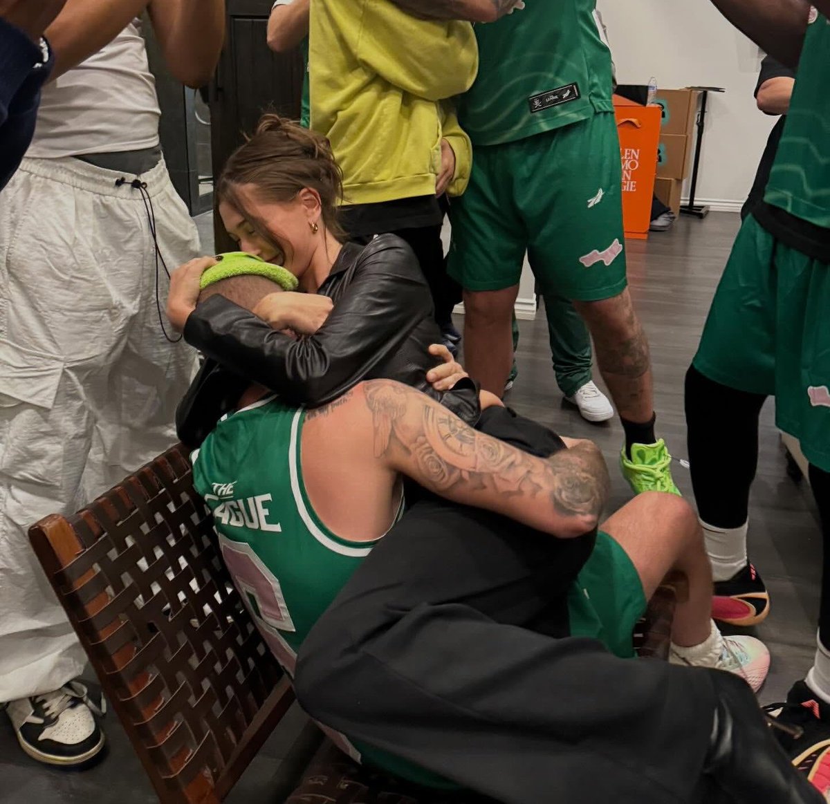 luvshelo's tweet image. I need this to be my husband reaction when he sees me too, even though we live together, been married for 7 years and have a child together😭