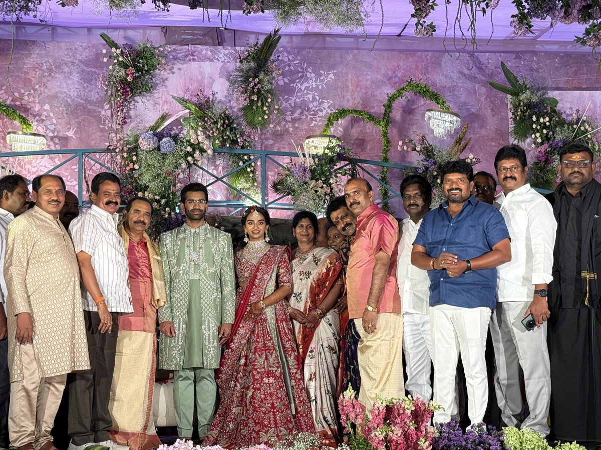 Kotamreddy_TDP's tweet photo. నేడు వి పి ఆర్ కన్వెన్షన్ లో
అంబటి మురళి కుమార్- సమత గార్ల కుమారుడు పృథ్వీరాజ్ ..మరియు.. గడ్డం రత్నయ్య- సుజాత గార్ల కుమార్తె భావన ల వివాహ నిశ్చితార్థ వేడుకలో హాజరవడం జరిగింది.
#kotamreddysrinivasulureddy 
#teamksr 
#itdpofficial 
#itdpnellorecity 
#tdp https://t.co/7roj48jevE