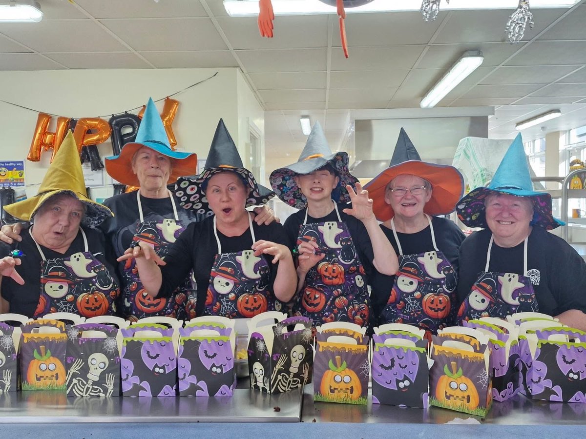 🎃🍽️ Hot Dinners Fun! 🍽️🎃
Today’s hot dinners were extra special! Not just because of the delicious food, but thanks to our wonderful canteen 👻 ✨
A huge thank you to our amazing team for making lunchtime so much fun today! 💛