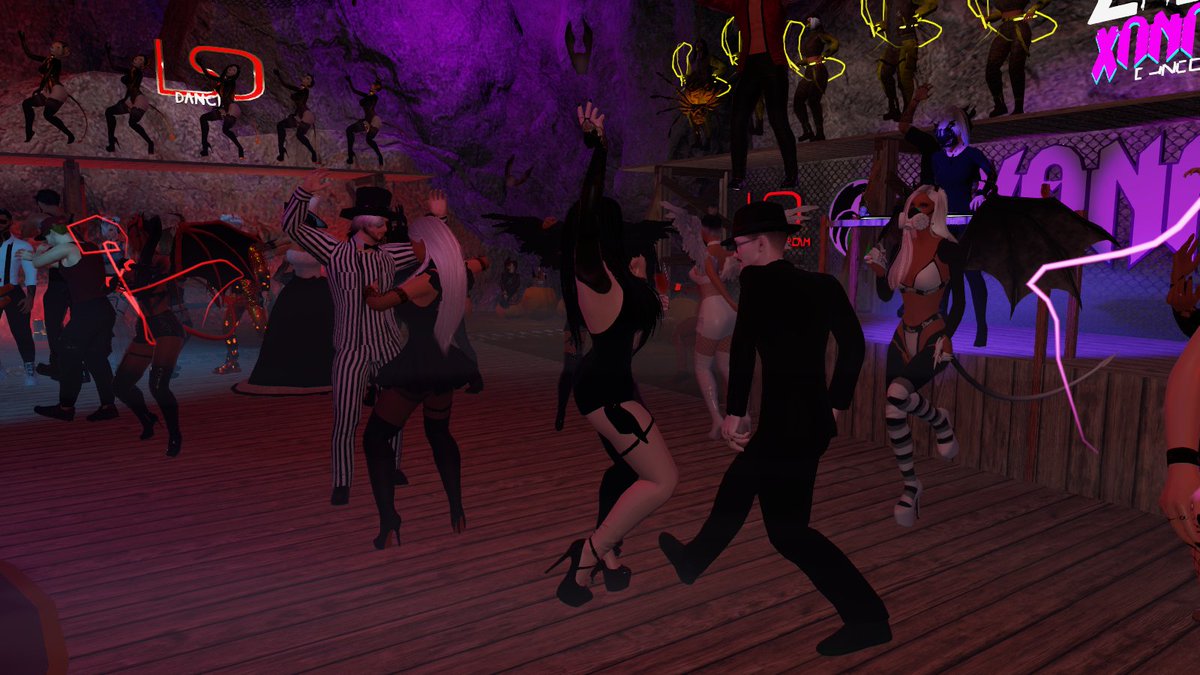 🎃 ＸＡＮＡＤＵ™ 》ＨＡＬＬＯＷＥＥＥＮ ＷＥＥＫ《
Full house, wild energy, pure madness on the dancefloor.
The night came alive, and the ghosts danced with us.
3DXChat at its best. 🕸️🔥
#Xanadu #HalloweenWeek #3DXChat #Party #HouseMusic #Nightlife