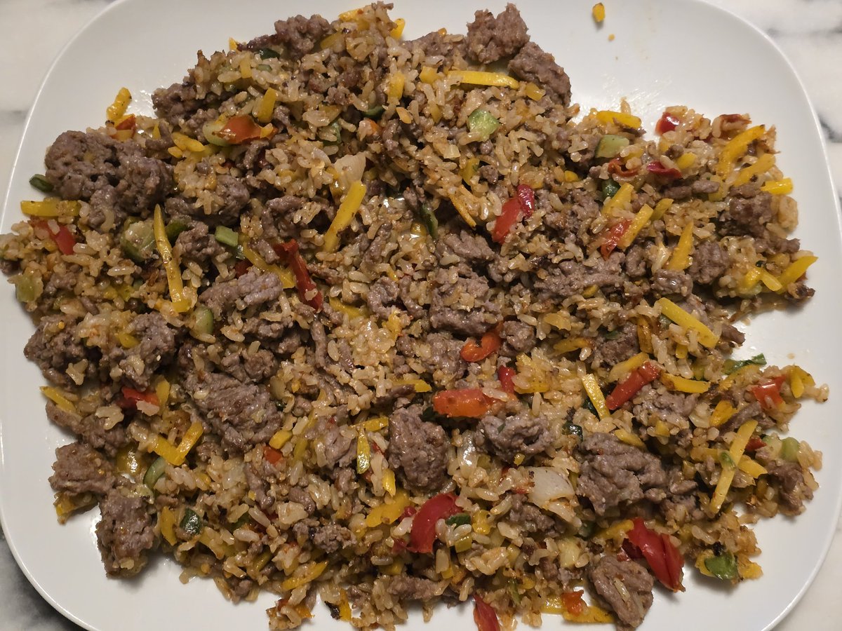 Det her bør vel de fleste kunne enes høvelig om? 🧐

Pakke kjøttdeig + pakke fullkornsris med grønnsaker.

Unødvendig mye kjøtt både for helsa og egne meninger, men antakelig ikke veldig ille for førstnevnte i hvert fall. 

All over en ganske god og næringsrik #middag

#kosthold