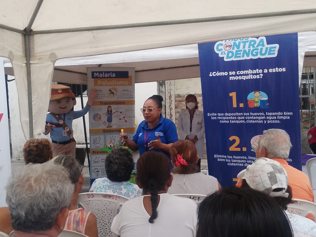 Salud_CZ8's tweet image. Mediante el personal de #ControlVectorial se sensibilizó a los moradores del populoso sector del sur de #Guayaquil sobre la prevención del #Dengue y la eliminación al mosquito 🦟 Aedes aegypti con fumigación intradomiciliar.