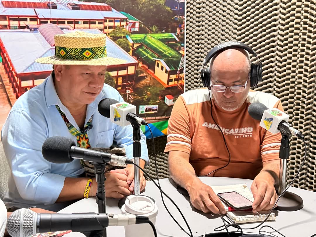 EmisoraUtch's tweet photo. 🎙️El director general, Giovani Yule Zape, en el marco de la “Asamblea Tejiendo la Restitución” en Quibdó, visitó la Radio Universidad del Chocó donde conversó con los periodistas sobre los logros y avances del proceso de restitución de tierras en el departamento del #Chocó. https://t.co/EUkpOKmDLP