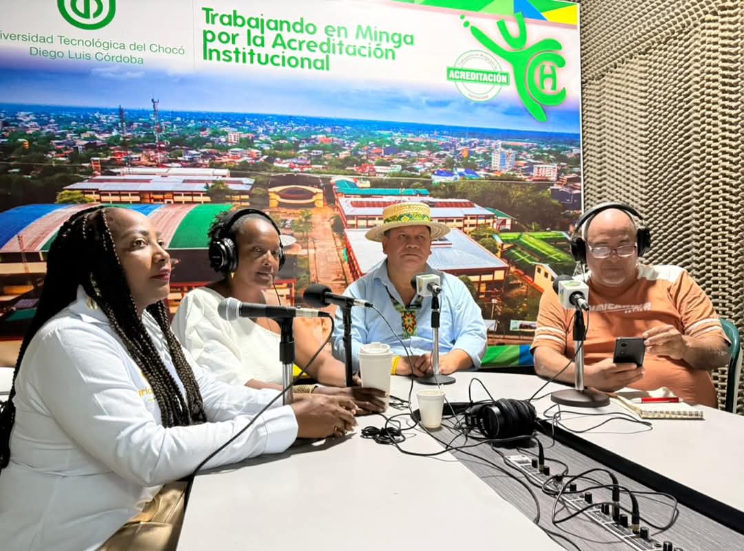 EmisoraUtch's tweet photo. 🎙️El director general, Giovani Yule Zape, en el marco de la “Asamblea Tejiendo la Restitución” en Quibdó, visitó la Radio Universidad del Chocó donde conversó con los periodistas sobre los logros y avances del proceso de restitución de tierras en el departamento del #Chocó. https://t.co/EUkpOKmDLP