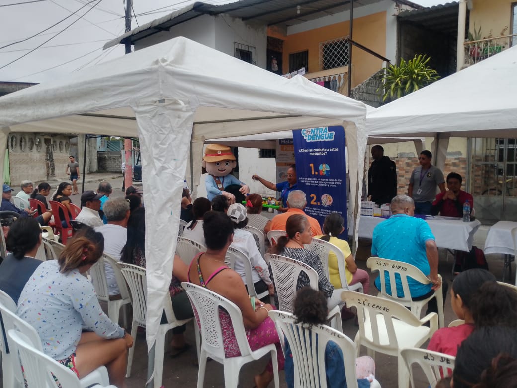 Salud_CZ8's tweet image. Mediante el personal de #ControlVectorial se sensibilizó a los moradores del populoso sector del sur de #Guayaquil sobre la prevención del #Dengue y la eliminación al mosquito 🦟 Aedes aegypti con fumigación intradomiciliar.