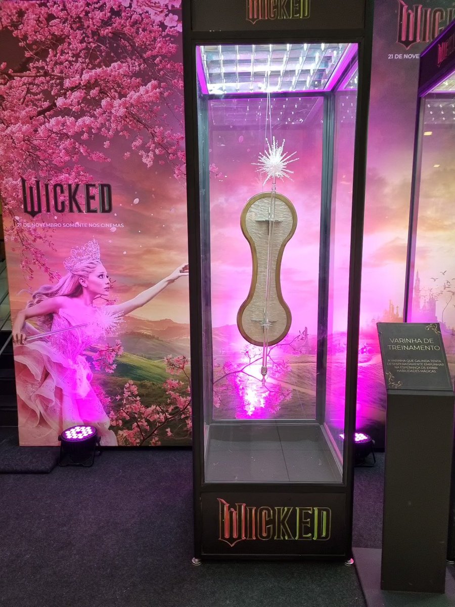 ludzzello's tweet photo. Muito esperançosa pra realizar meu sonho de ir nessa premiere que fiquei em êxtase desde quando anunciaram que viriam pra SP, sou fã desde 2011 da Ariana, fã do Jonathan pq amo Bridgerton e com Wicked pude conhecer a Cynthia também!! 🫧 #ArianatorsNaPremiere #EuNaPremiereDeWicked https://t.co/FGC3mrFhXM