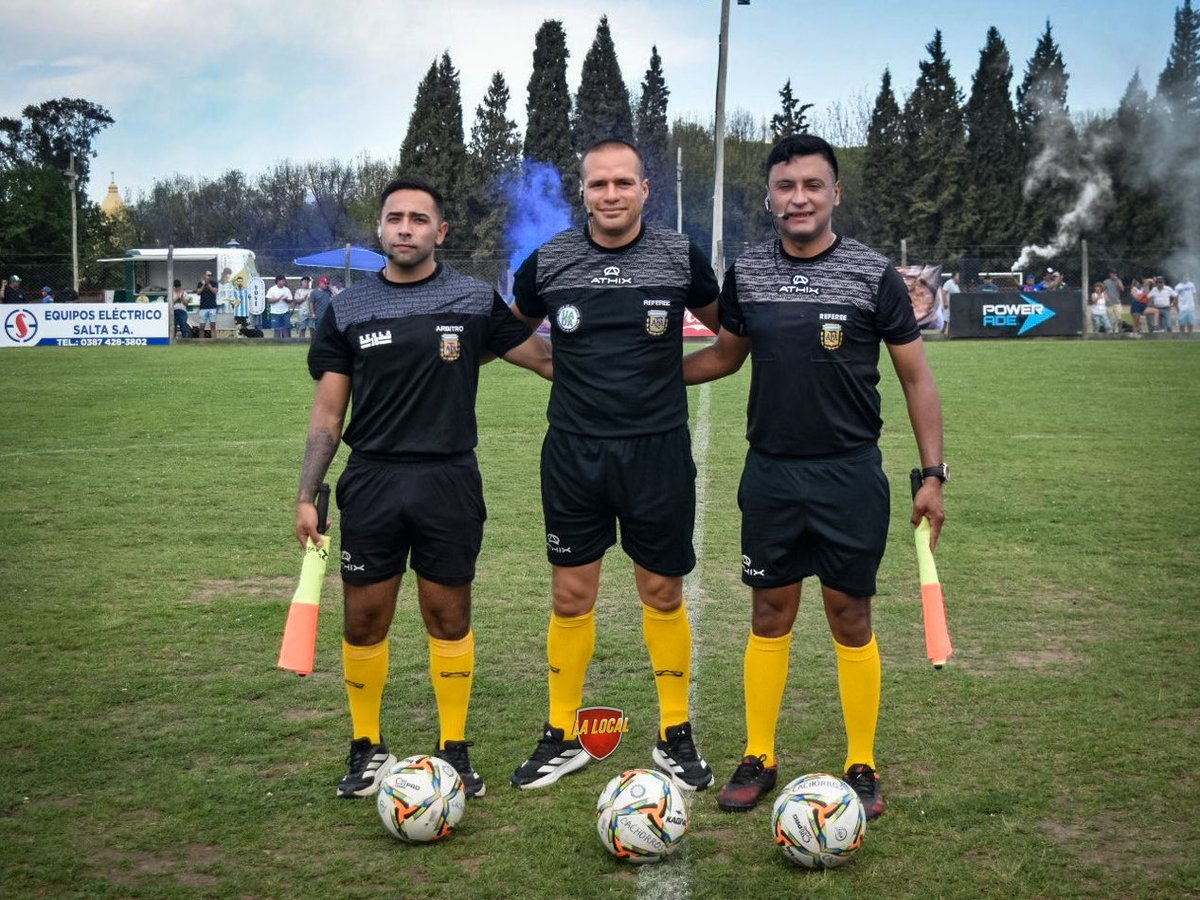 crypto_solflow's tweet photo. #TorneoRegionalAmateur | #RegiónNorte
FECHA 1
Las autoridades del partido entre #Cachorros 🆚 #Animaná son:
Árbitro: Enzo Rivas
Asistente 1: Eduardo Iramain
Asistente 2: Franco Puntano https://t.co/iLmxSUxCy4