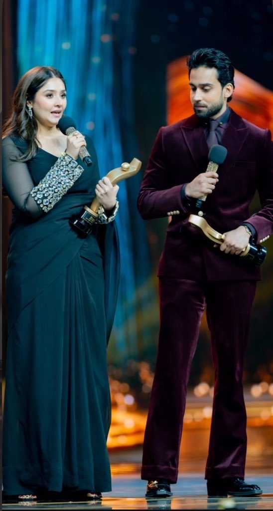 _simzz_1101's tweet photo. Pairing so GOATED that they had to give them two awards in a single award function for it.❤️‍🔥😌✨🧿
#BilShan #BilalAbbasKhan #DurefishanSaleem https://t.co/gqtF8r9n4A