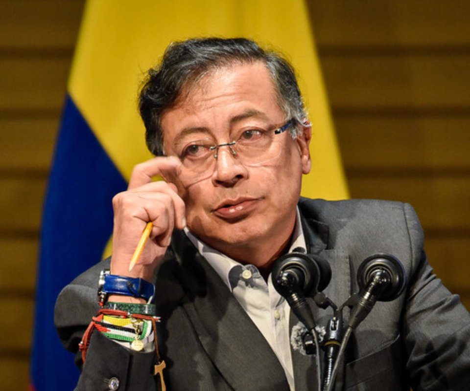 eleccionescolom's tweet image. #ATENCION 
¿Usted está de acuerdo con la decisión del Gobierno de Estados Unidos, de incluir al Presidente Petro y su familia en la Lista Clinton?
🔁 No
♥️ Si