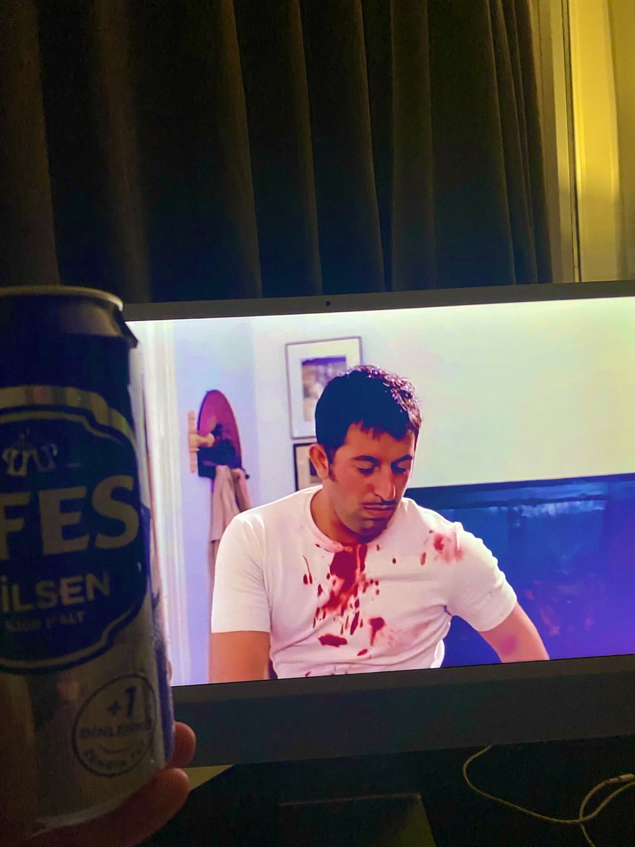 Büfelerin önünde kaldım öyle dedim acıktım lan bari bi yemek yiyim büfeye girdim